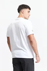 Remera color durazno de manga corta, cuello redondo y corte clásico. Estampado frontal con recuadro de buscador web y texto "authentic".