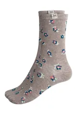 Medias de caña media color beige con estampado de flores pequeñas en tonos azul, rosa y blanco.