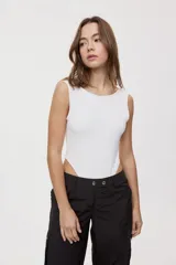 Body de silueta ajustada de color blanco, sin mangas, con escote redondo amplio y diseño de corte alto en las piernas.