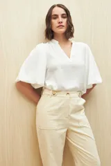 Pantalón negro de algodón, de tiro alto y corte recto, con bolsillos delanteros amplios con botones.