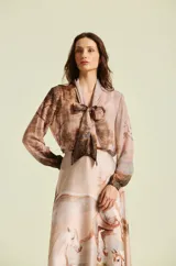 Blusa de mujer con estampado de paisaje y caballos, mangas largas y lazo en el cuello.
