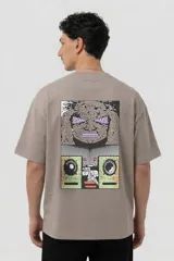 Remera de algodón color gris topo con corte relajado. Presenta un diseño gráfico estampado en la espalda que combina una figura abstracta con parlantes en tonos violeta y verde ácido.