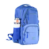 Mochila Umbro color azul marino con múltiples bolsillos con cierre, correas laterales ajustables y logo de la marca en la parte frontal.
