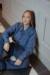 Camisa de jean celeste de algodón con voladitos y bordado de onditas en el cuello y puños. Corte holgado.