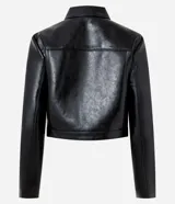 Campera de poliuretano con acabado liso, corte ajustado y largo corto. Presenta cuello estructurado, mangas largas, cierre frontal con cremallera metálica y recortes verticales que estilizan la silueta.