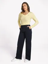 Pantalón chino azul marino de corte recto, con cierre de botón y cremallera, y diseño clásico de cuatro bolsillos. Confeccionado en mezcla de algodón orgánico y elastano con el logo bordado de la marca.