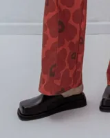 Suecos negros de cuero vacuno con plataforma y punta cuadrada.