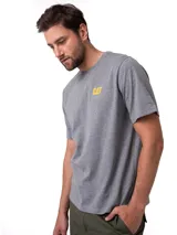 Remera gris melange de manga corta con cuello redondo, confeccionada en mezcla de algodón y poliéster reciclado. Cuenta con el logo pequeño de la marca Cat estampado en amarillo en el lado izquierdo del pecho.