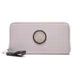 Billetera amplia color lila con acabado suave, cierre perimetral metálico y tiracierre con detalle XL desmontable. Cuenta con compartimento principal con división central con cierre, múltiples espacios para tarjetas, compartimentos internos para billetes y monedero interno con cierre.