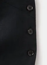 Top de lino negro de corte recto y crop, con cuello redondo y diseño sin mangas.