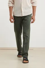 Pantalón verde oscuro de lino y algodón, de corte recto.
