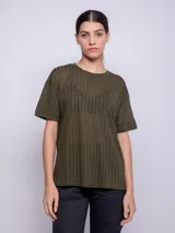 Remera verde militar de cuello redondo y manga corta, con diseño de líneas verticales con transparencias.