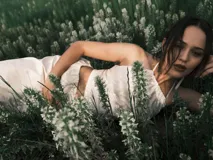 Top halter color crema, de poplin 100% algodón, con cuello ajustable con cordón.