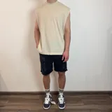 Bermuda de jean estilo jogger con efecto desgastado, roturas frontales y ruedo desflecado.
