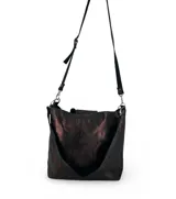 Cartera tipo tote bag color gris topo con textura brillante. Tiene doble asa, una corta para llevar al hombro y otra larga extraíble y regulable. Incluye cierre principal, compartimento y bolsillo interior con cierre.