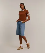 Remera básica de cuello redondo y manga corta, confeccionada en algodón peruano de alta calidad. Presenta un diseño liso y versátil, ideal para uso diario.