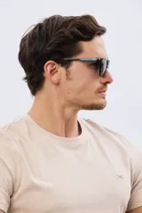 Lentes de sol polarizados con armazón rectangular de acetato negro y cristales oscuros.
