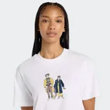 Remera blanca de manga corta con cuello redondo y un pequeño estampado gráfico frontal que representa dos figuras vestidas con abrigos y bufandas.