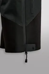 Pantalón deportivo técnico de esquí con tres capas y membrana impermeable. Presenta cintura ajustable, bolsillos frontales con cremalleras termoselladas, aberturas de ventilación laterales, bajos ajustables con refuerzos, polainas interiores y sistema de rescate RECCO integrado.