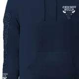 Canguro con capucha y bolsillo frontal tipo canguro, color azul marino. Presenta el logo de los Chicago Bulls bordado en el pecho y el nombre del equipo en relieve sobre la manga derecha.