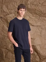 Remera de algodón pesado de manga corta y cuello redondo, con corte clásico y etiqueta pequeña en el ruedo.