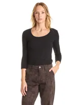 Remera de tejido rib marca Elie Tahari, con cuello redondo y mangas tres cuartos. Presenta un diseño ajustado al cuerpo y un pequeño avío metálico con logo en el ruedo.