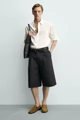 Mocasín casual de hombre con acabado en serraje, diseño de horma cuadrada y suela a contraste con ligero tacón.