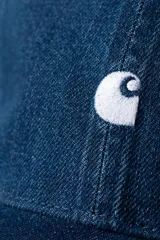 Gorra de seis paneles confeccionada en mezclilla de algodón azul, con visera curva y logo bordado en el panel frontal.