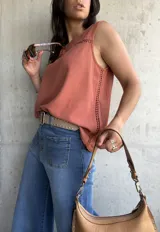 Musculosa terracota de lino con detalle de calado en el escote.