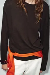 Camiseta de manga larga con cuello redondo, confeccionada en tejido de algodón con textura rústica y corte regular.
