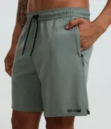 Bermuda deportiva masculina de corte holgado, color negro, con cintura elástica y cordón ajustable. Presenta un diseño minimalista con bolsillo trasero.