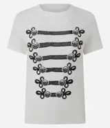 Remera blanca de algodón con cuello redondo y manga corta, con estampa frontal localizada inspirada en el estilo napoleónico en color negro.