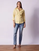 Camisa color salmón de algodón con cuello con solapa, abertura central con botones, delantera tableada y laterales elastizados. Marca Zac & Rachel.