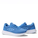 Championes deportivos Umbro modelo Run, color celeste con suela blanca. Confeccionados en tejido de malla transpirable, cuentan con cierre de cordones y el logo de la marca en el lateral y la lengüeta.