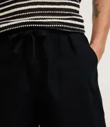 Bermuda masculina de corte recto, color rojo, con cintura elástica y cordón de ajuste. Cuenta con bolsillos laterales y traseros, confeccionada en una mezcla de algodón y lino.