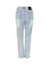 Jeans de mezclilla color celeste claro, de corte recto y tiro medio, con diseño clásico de cinco bolsillos, cierre de cremallera y botón metálico. Presenta ligeros detalles de roturas sutiles en la pierna y acabado desgastado.