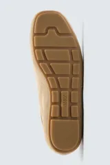 Zapatilla de estilo retro color beige, con cordones y parte superior de piel serraje. Cordonera oculta y suela ultrafina.