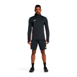 Short deportivo Under Armour de la línea Challenger, color negro con detalles laterales en color salmón. Confeccionado en tejido de punto ligero y de secado rápido, cuenta con cintura elástica con cordón interno y logo de la marca estampado en el bajo.