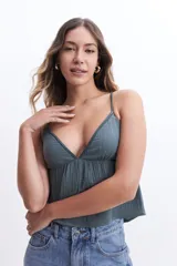 Musculosa de tiras finas color verde con escote en V y vuelo en la base.