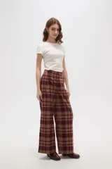 Pantalon de corte recto y tiro alto, con estampado de cuadros en tonos marrones y bordó. Presenta bolsillos laterales y cierre frontal.