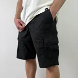 Bermuda cargo de gabardina negra, con múltiples bolsillos laterales con solapa y bolsillos delanteros clásicos.