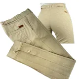 Pantalón de vestir azul marino, de corte recto, con bolsillos laterales y traseros. Se ajusta a la cintura con cinturón de cuero marrón.