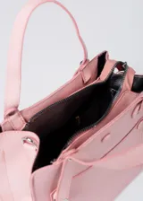 Cartera color beige de cuero sintético, con doble asa corta y correa larga extraíble con estampado de letras en dorado.