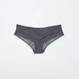 Pack de tres culottes de algodón y encaje en colores gris oscuro, blanco y rosado. Presentan detalles de encaje en los bordes y un diseño cómodo.