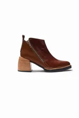 Botines negros de cuero con estampado de cocodrilo, cierre lateral con cremallera y tacón ancho.