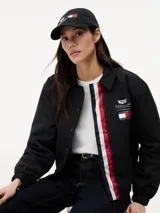 Gorra de seis paneles confeccionada en algodón, con diseño estructurado y visera curva. Presenta bordados frontales con los logos de Cadillac Formula 1 Team y Tommy Hilfiger, además de ojales de ventilación y hebilla metálica de ajuste en la parte posterior.