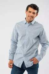 Camisa de manga larga con estampado de cuadros en tonos celestes y blancos, corte semi slim, cuello clásico y cierre frontal con botones. Incluye logo bordado en el pecho.