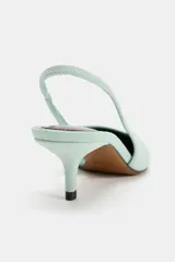 Zapato de tacón destalonado en ante color menta, con tira trasera elástica, tacón fino kitten y acabado en punta.