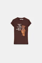 Camiseta slim fit de manga corta y cuello redondo, color marrón, con estampado frontal de Fozzie Bear de The Muppets y la frase "Maybe the best 'old-school' comic friend anyone could ask for!".