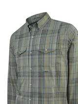Camisa de manga larga RKF modelo Atacama, con diseño a cuadros en tonos verde militar, azul y amarillo. Cuenta con cuello camisero, cierre frontal con botones, dos bolsillos en el pecho con solapa y calce regular.